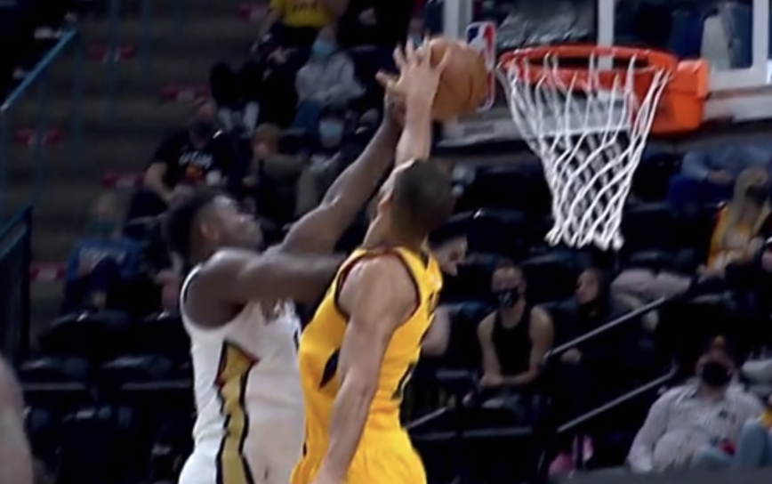  锡安暴力扣篮引爆全场鹈鹕险胜开拓者止颓势